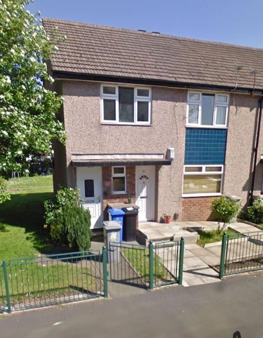 Maisonette With Patio 1 Double Bed Urmston Bagian luar foto