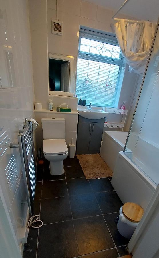Maisonette With Patio 1 Double Bed Urmston Bagian luar foto