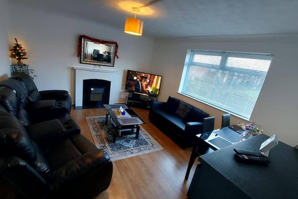 Maisonette With Patio 1 Double Bed Urmston Bagian luar foto
