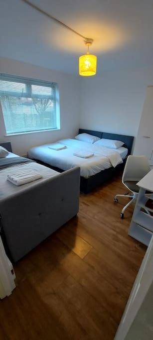 Maisonette With Patio 1 Double Bed Urmston Bagian luar foto